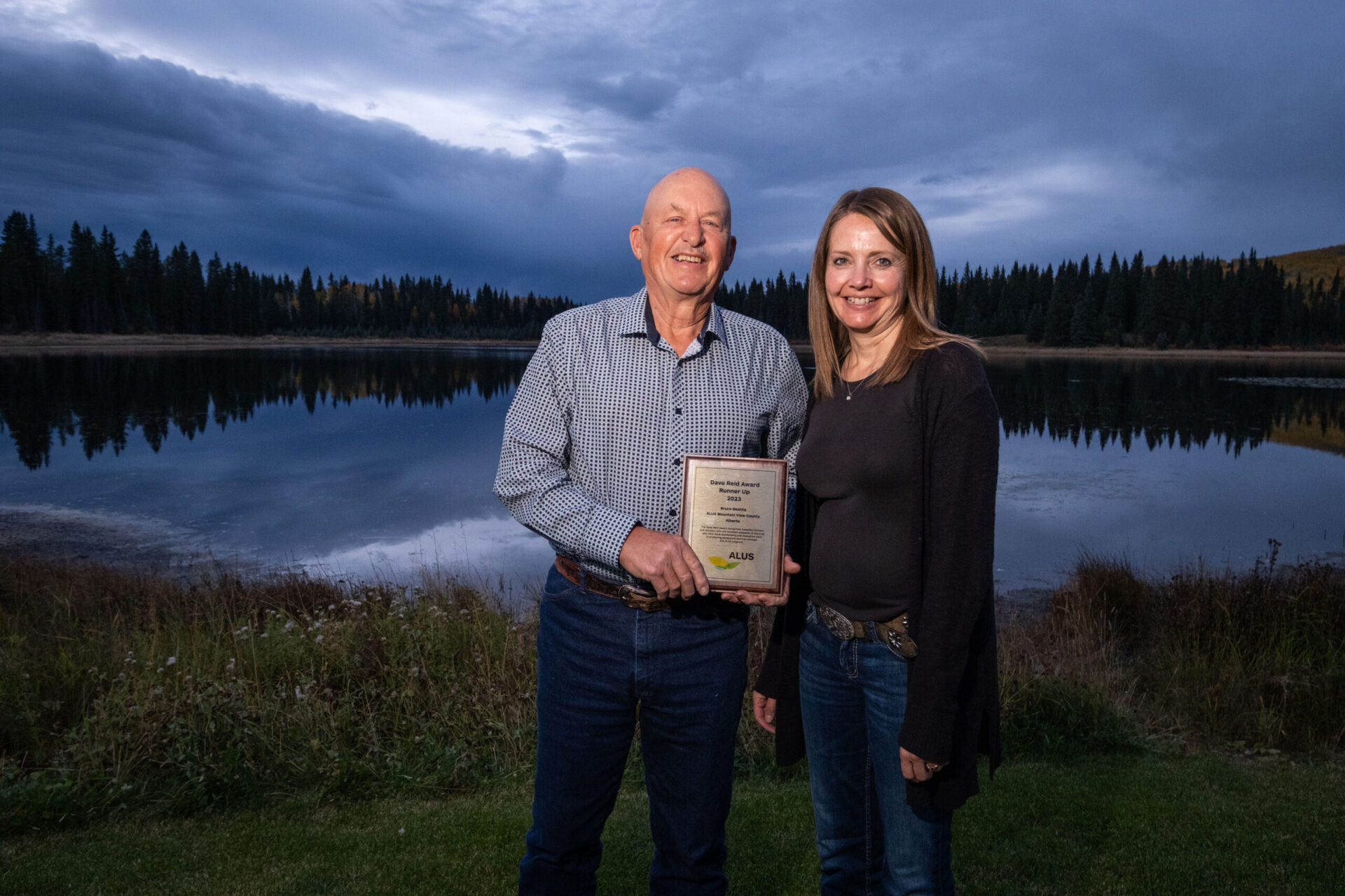  Bruce Beattie (left) is recognized as a runner up for the Dave Reid Award by Lorelee Grattidge, Program Coordinator, ALUS Mountain View County (right). Photo Credit: Keith Ahlstrom